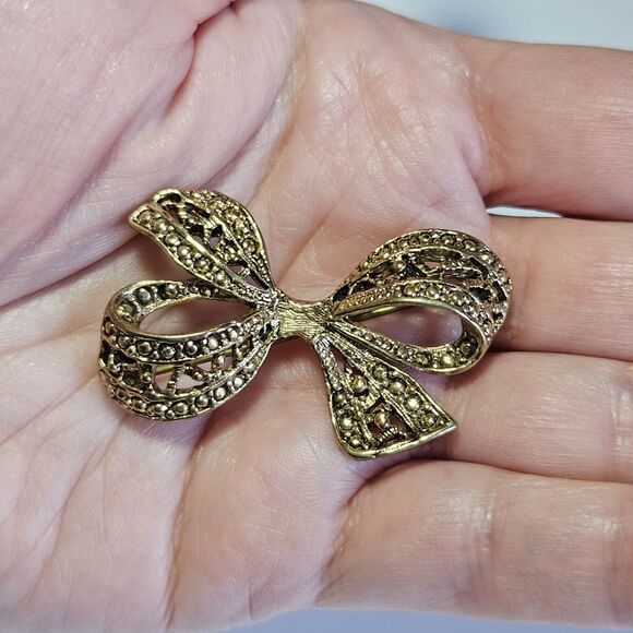 Unbranded Jewelry - Bow Jewelry Brooch Pin 1.5 Inch Metal Goldtone Womens Ribbon Vintage